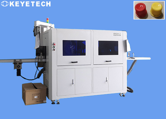 En la línea equipo del detector de la cubierta de la botella conectado con el alimentador auto del casquillo