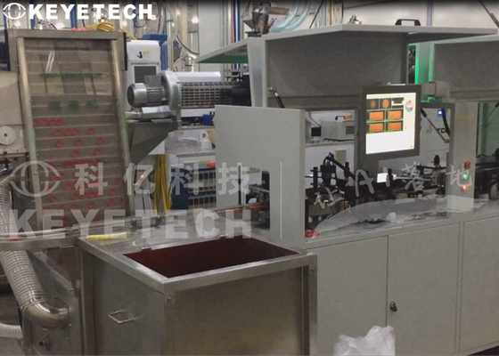En la línea máquina del detector para el casquillo del canalón del detergente para ropa del cierre de la botella